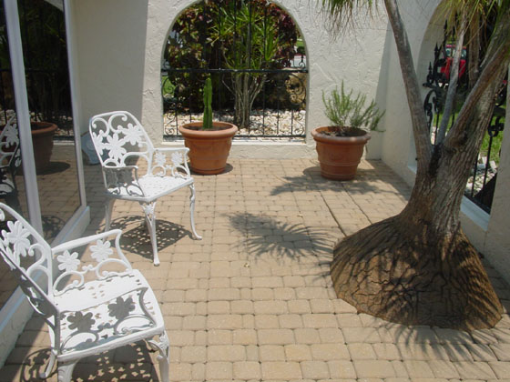 front_patio_560w.jpg